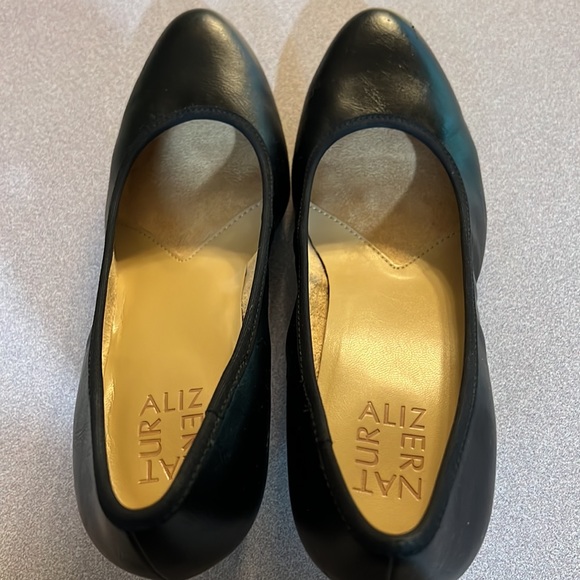 Naturalizer black leather pumps, size 8 M. - Picture 2 of 8